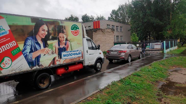 В Нижнекамске из-за припаркованного авто грузовик с детским питанием не смог проехать к садику
