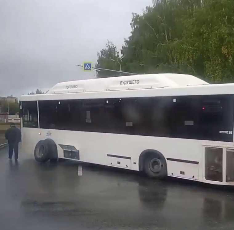 В Нижнекамске автобус перекрыл проезжую часть из-за проблем с колесом