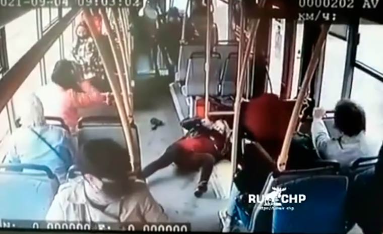 В Казани после резкого торможения кондуктор автобуса упала и потеряла сознание
