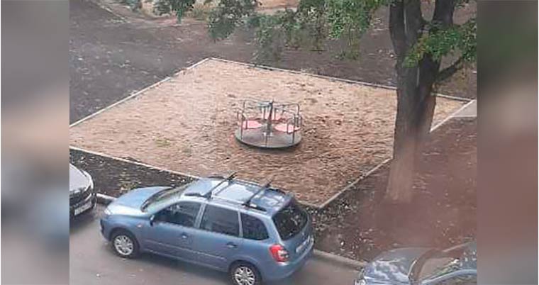 В одном из дворов Нижнекамска заменили новые детские игровые комплексы на две качели