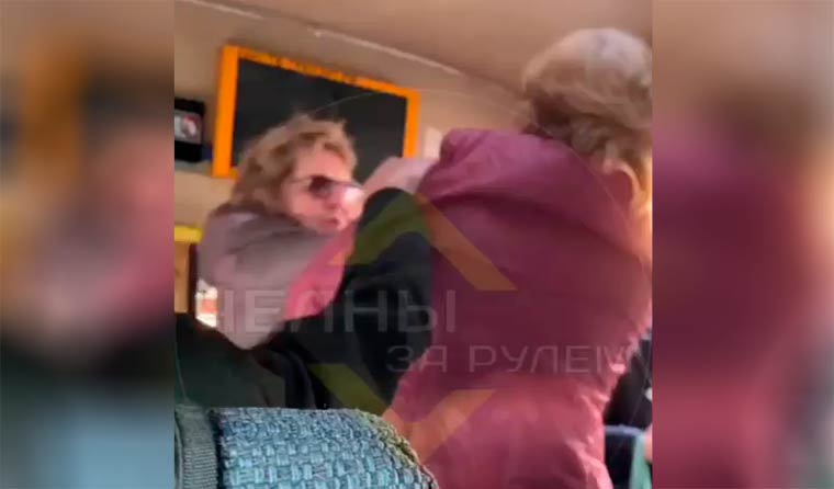 В Татарстане очевидцы записали на видео драку бабушек за место в автобусе