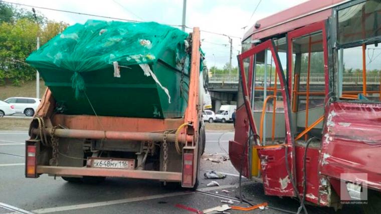 В Казани самосвал с мусором снёс с рельсов трамвай