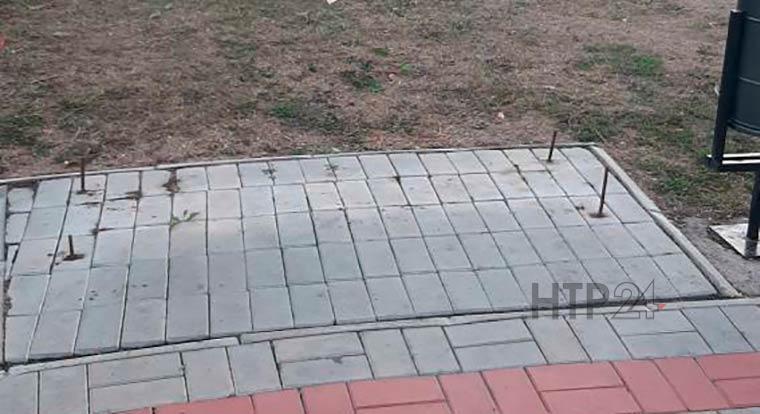 В одном из парков Нижнекамска жители заметили опасные штыри около детской площадки