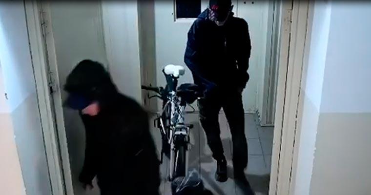 На камеры видеонаблюдения попал момент, как двое мужчин крадут велосипеды в Нижнекамске