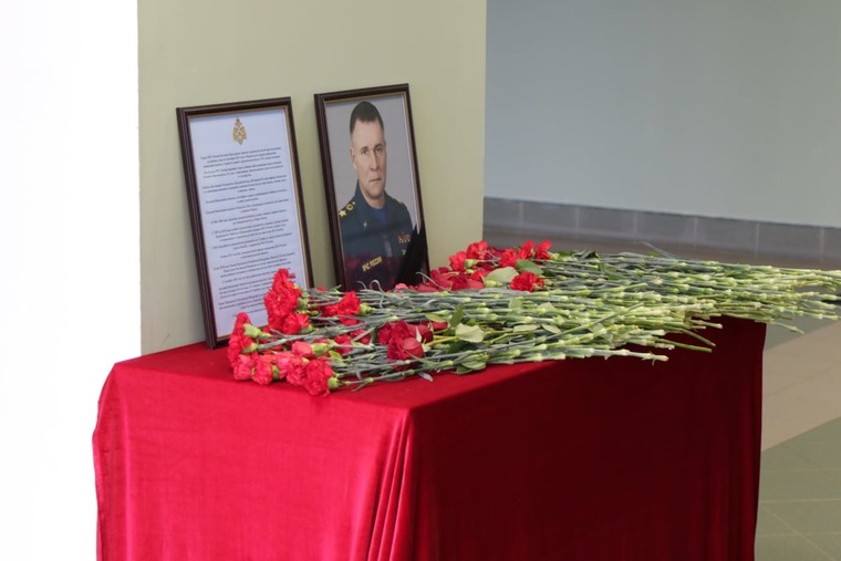 В Татарстане установили стихийный мемориал в память о погибшем главе МЧС Евгении Зиничеве