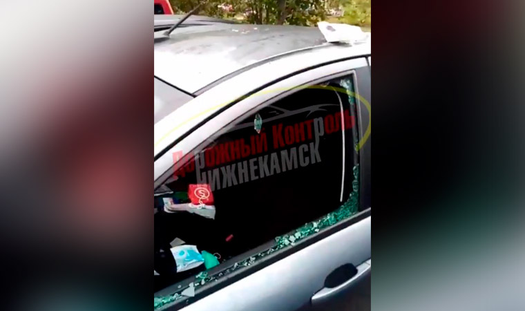 Неизвестные разбили стёкла и проникли в две машины на пр. Шинников в Нижнекамске