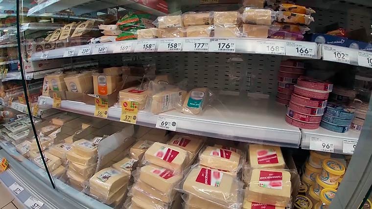 В Бугульме мужчина украл из нескольких магазинов 19 упаковок сыра