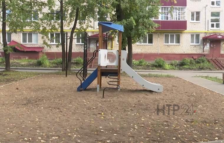 Жильцы дома на пр. Химиков в Нижнекамске просят расширять детскую площадку, которая состоит из одной горки