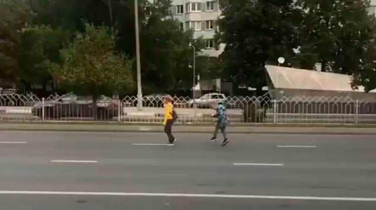 «Обычное дело»: житель Татарстана заснял гуляющих по проезжей части детей в Челнах