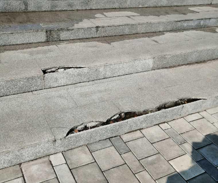 Лестница возле драмтеатра в Нижнекамске снова разрушается