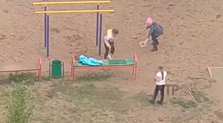 Жительница Нижнекамска сняла на видео, как девочки издеваются над щенком