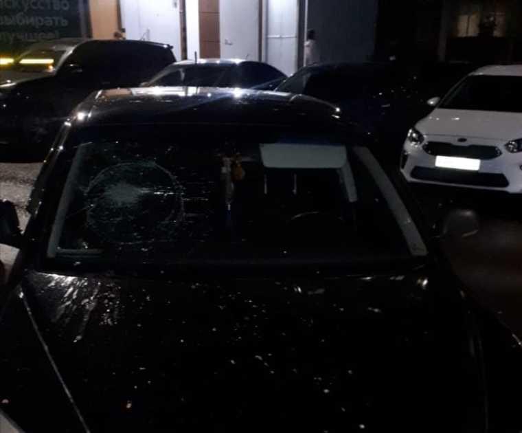 В Нижнекамске упавший с 8 этажа арбуз повредил автомобиль
