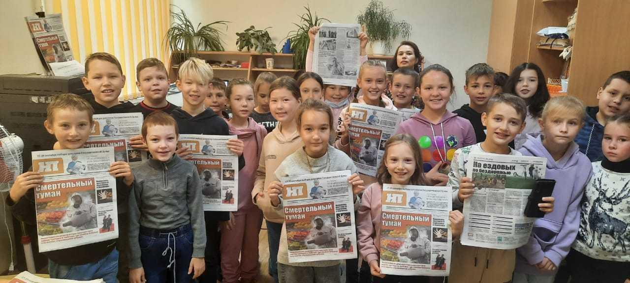 Ученики 3Б класса лицея №14 в руках со свежим номером газеты «Нижнекамская правда»