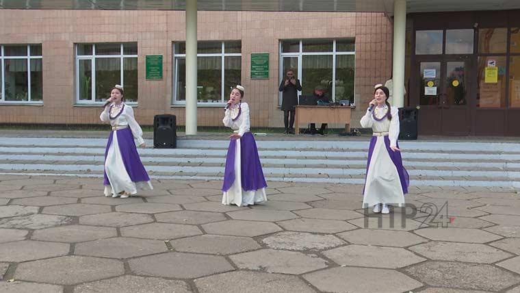 У избирательных участков в Нижнекамске организовали культурную программу и медобследования