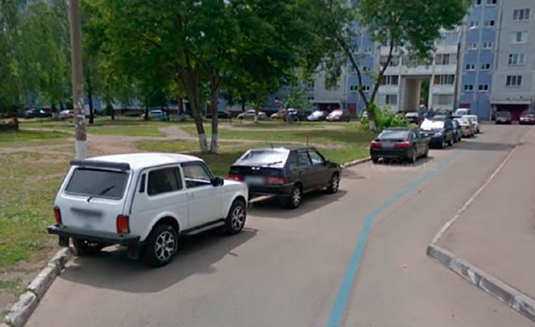 Жительница Нижнекамска предложила заменить газоны на парковки для автомобилей