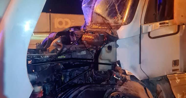 В Казани водитель грузовика снёс фонарный столб