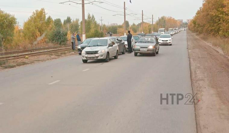 По дороге на промзону Нижнекамска из-за аварии с четырьмя авто образовалась пробка