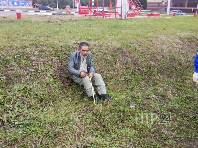 В Нижнекамске на улице обнаружили одиноко сидящего дедушку