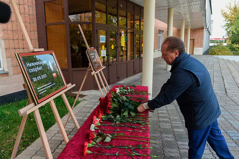 Мэр Нижнекамска возложил цветы к мемориалу о погибших в Перми