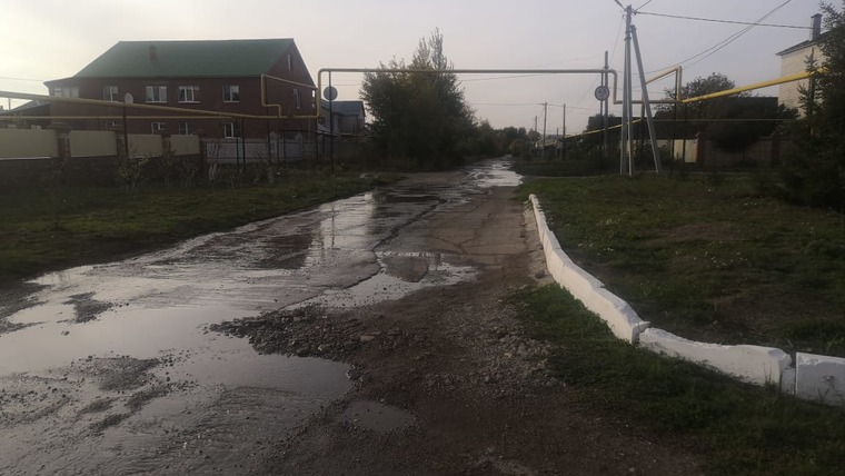 На одной из улиц Нижнекамска регулярно прорывает 60-летнюю трубу водоснабжения
