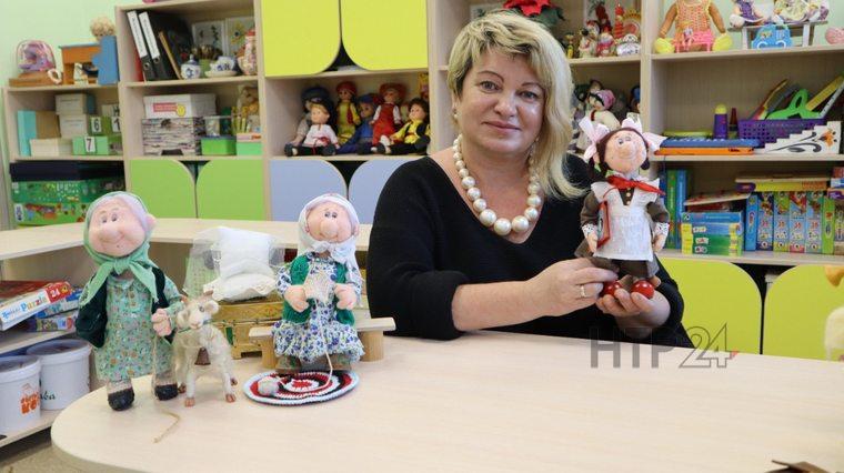 В Нижнекамске у воспитательницы детсада открылась выставка кукол