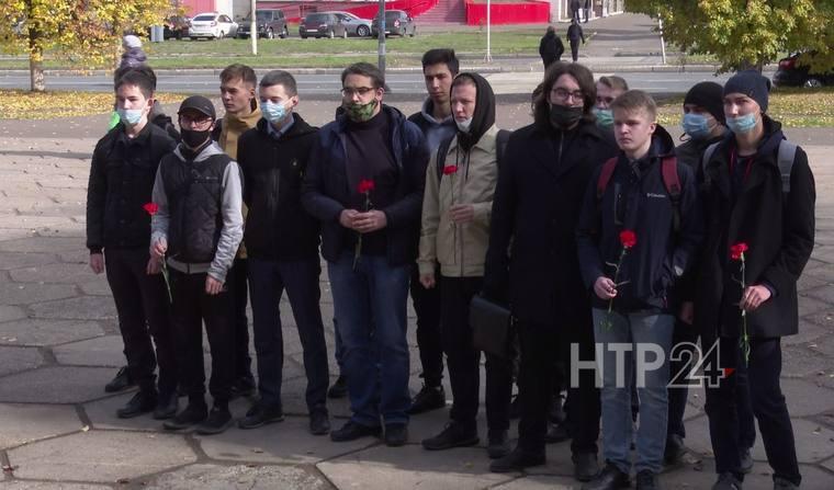 Студенты НХТИ почтили память погибших при стрельбе в Перми