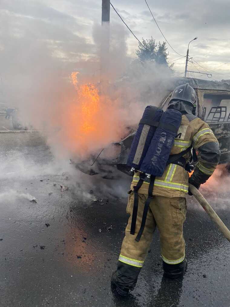 Пожарный борется с огнем