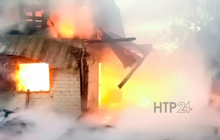 В Нижнекамском районе рядом с Камскими Полянами сгорел дачный домик