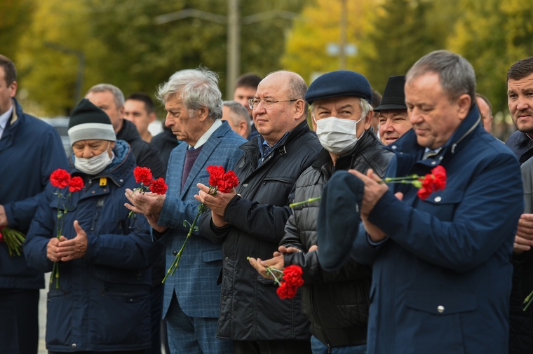Руководители предприятий, ветераны и первостроители на митинге в честь 55-летия Нижнекамска