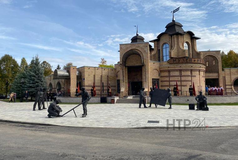 В день 55-летия в Нижнекамске торжественно открылась скульптурная композиция в честь первостроителей
