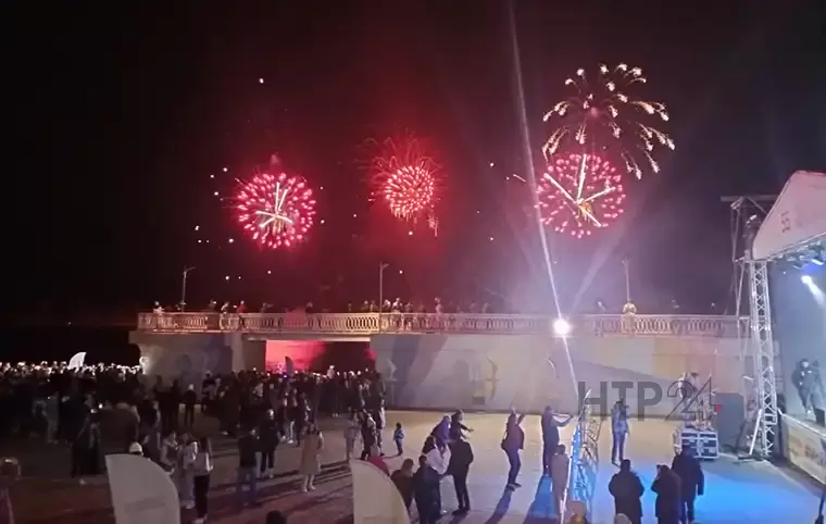В честь 55-летия Нижнекамска после концерта на набережной был дан салют