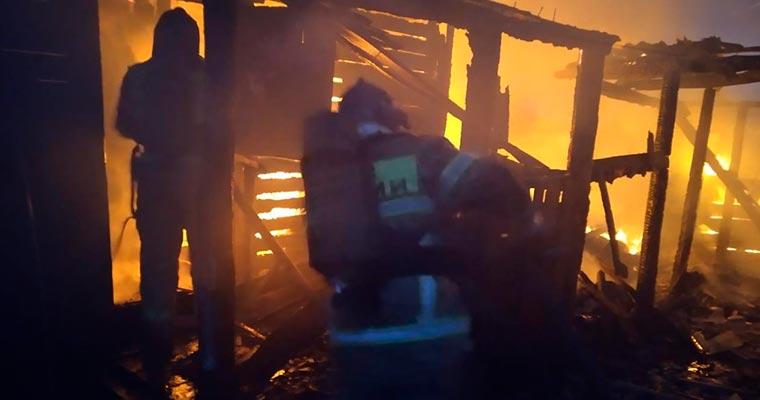 Огнеборцы тушат горящее здание