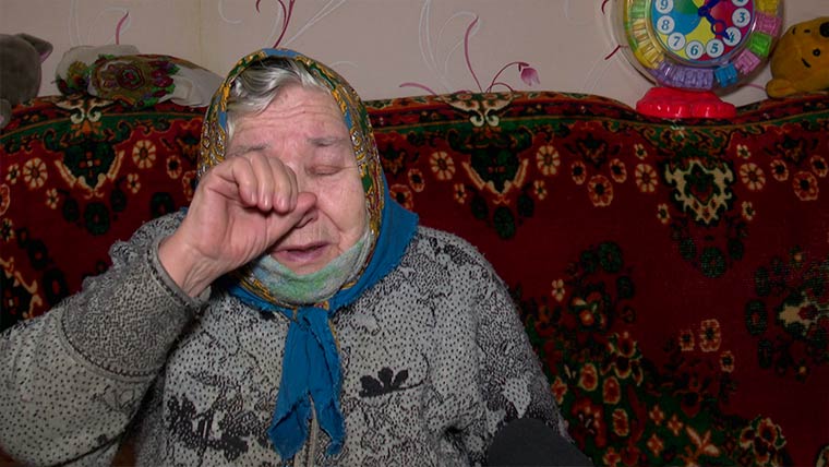 В Нижнекамске пожилая слепая женщина мерзнет в своей квартире из-за рухнувшего на балкон дерева
