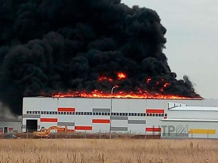 В Нижнекамске начался крупный пожар