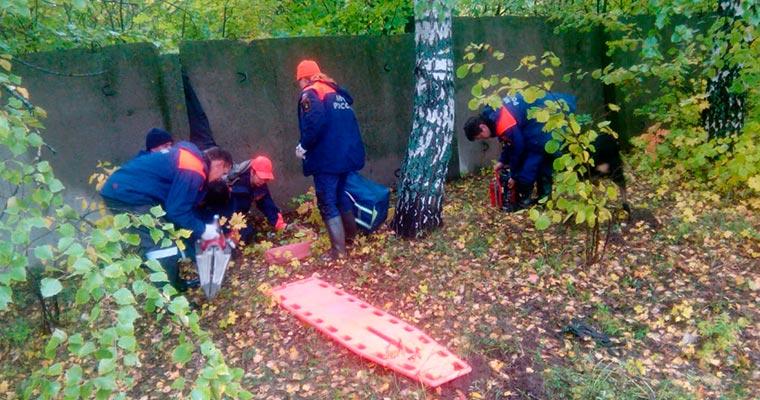 В Татарстане спасатели вызволили грибника, застрявшего в заборе на двухметровой высоте