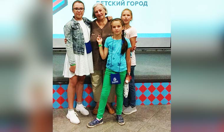 Семейные традиции Людмила Александровна передает внучкам