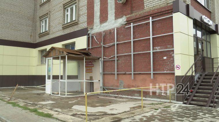 C фасада дома на пр. Химиков в Нижнекамске продолжают падать кирпичи