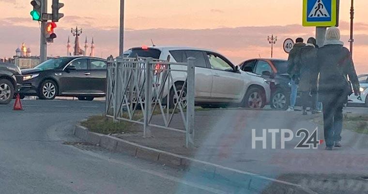 В Татарстане взятый напрокат автомобиль врезался в уличный столб
