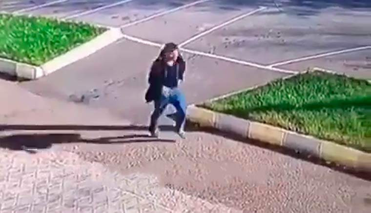В Татарстане мужчина ударил девушку в спину и убежал