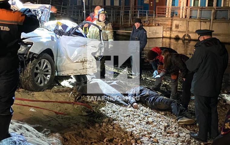 Спасатели достали из затонувшего у переправы в Верхнем Услоне Audi одного погибшего