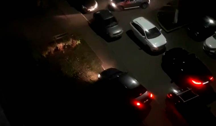 Жительница Нижнекамска сняла на видео пробки во дворе дома, где художественная школа