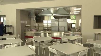 В Сухаревской школе открыли новую столовую — теперь ученикам не придётся бегать на обед через улицу