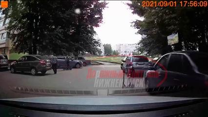 Нижнекамские водители спорят из-за вылетевшего перед машиной мальчика на самокате - НТР 24