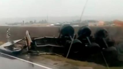 «Остался без машины и под дождём»: в Татарстане опрокинулся грузовик с прицепом - НТР 24