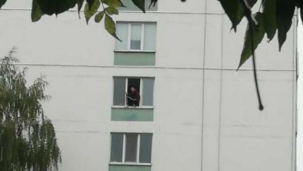 В Набережных Челнах 2,5 часа молодой человек сидит на краю оконной рамы - НТР 24
