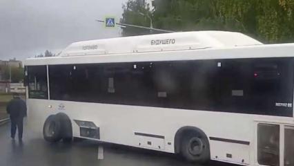 В Нижнекамске автобус перекрыл проезжую часть из-за проблем с колесом - НТР 24