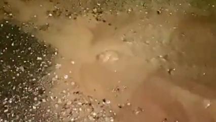 «Опять горячую отключат»: в Нижнекамске из-под земли забил ручей горячей воды, размывший дорогу