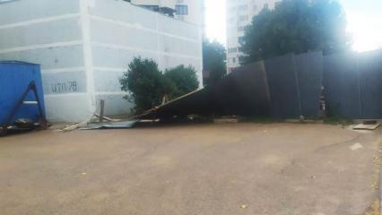 В Нижнекамске ветер вновь уронил забор около самого высокого жилого дома - НТР 24