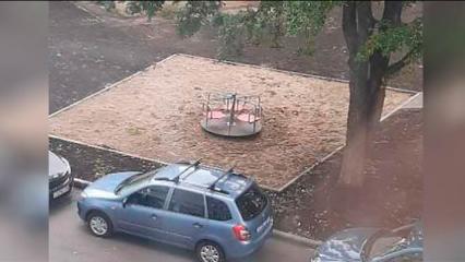 В одном из дворов Нижнекамска заменили новые детские игровые комплексы на две качели
