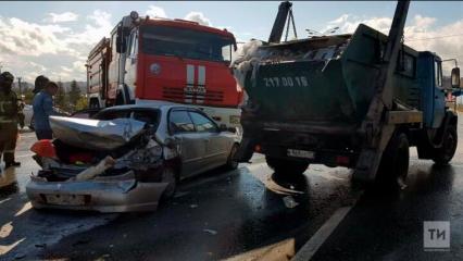 На трассе в Татарстане пожарные попали в ДТП с мусоровозом и иномаркой по пути на вызов - НТР 24